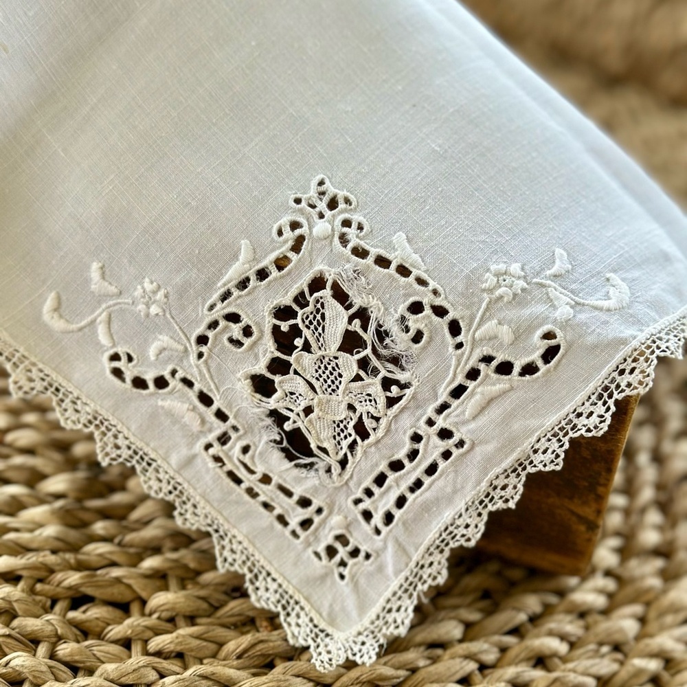 4 Vintage White Lace Trimmed Cloth Napkins - Picture 4 of 6